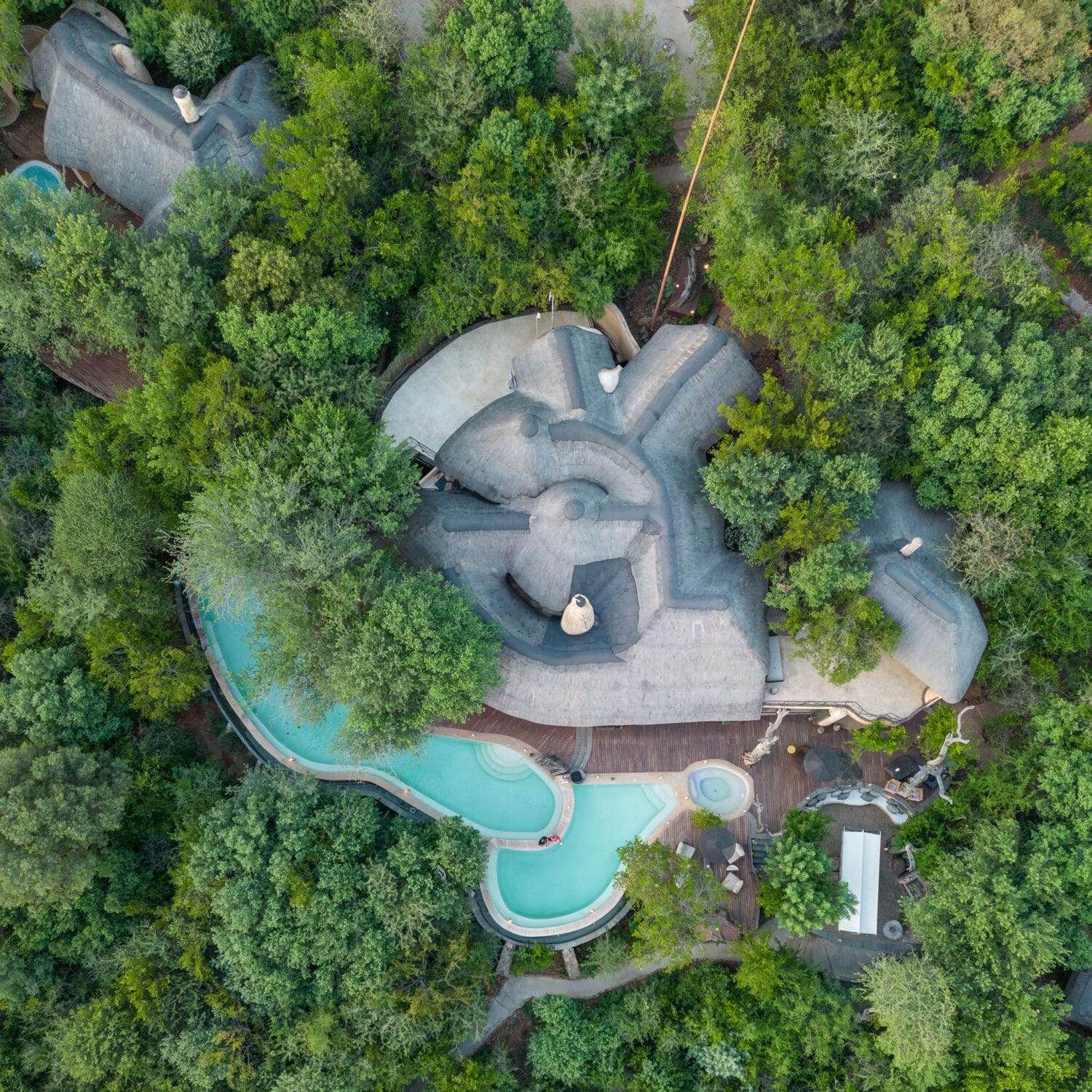 Molori Safari Lodge — lodge exterior and grounds